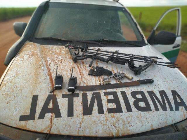 Grupo de ca&ccedil;adores &eacute; preso com armas e at&eacute; arco e flecha profissionais