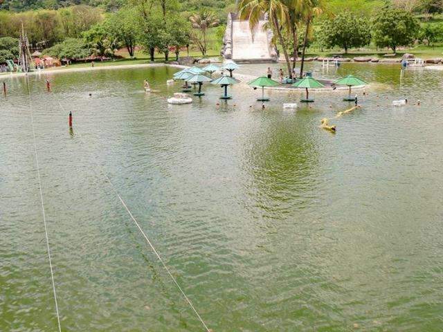 Jovem pula de tirolesa e morre afogado em lago de balne&aacute;rio 