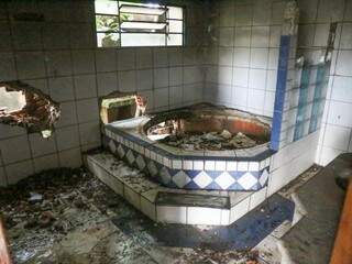Local que já foi destinado a banheira se tornou reservatório de entulhos. (Foto: Paulo Francis)
