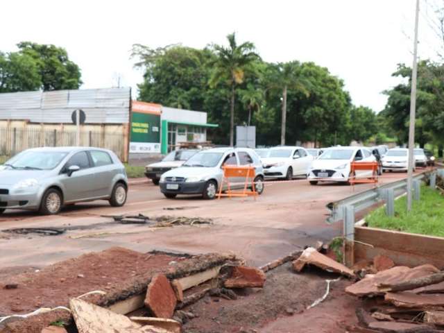 Em ponto de alagamento &ldquo;eterno&rdquo;, pista &eacute; interditada e tr&acirc;nsito lento 