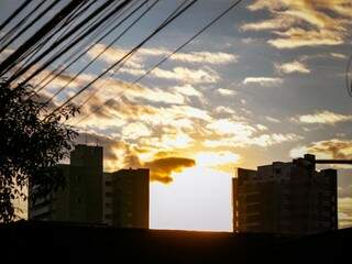 Previsão é de sol entre nuvens nesta sexta-feira em Campo Grande. (Foto: Henrique Kawaminami)