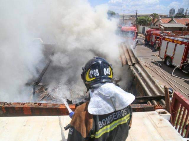 Inc&ecirc;ndio em dep&oacute;sito de recicl&aacute;veis tira moradores do almo&ccedil;o 