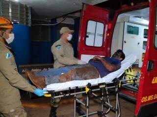 Homem fica em estado grave ao ser atingido no rosto por pneu 