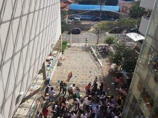 Foto enviada por alunos durante protesto no colégio em julho do ano passado. (Foto: Direto das Ruas)
