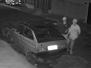 Dois homens foram registrados furtando veículo na Vila Moreninha III. (Foto: Reprodução/vídeo)
