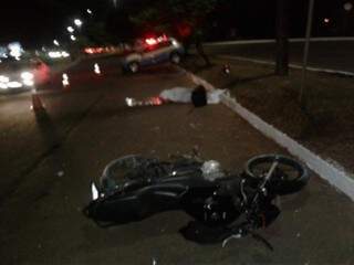 Motocicleta ficou às margens da via, cerca de 6 metros de onde estava o corpo da vítima. (Foto: Bptran) 