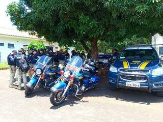 Policiais se reuniram na sede da PRF na Capital para seguirem juntos até Sidrolândia. (Maressa Mendonça)