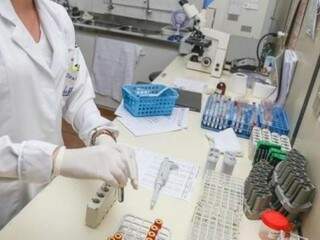 Técnica separa tubetes com sangue coletado para exames em laboratório de Campo Grande (Foto: Fernando Antunes/Arquivo)