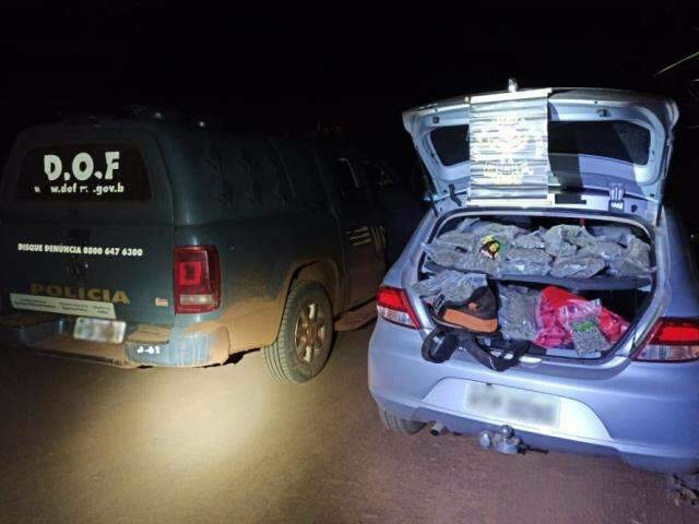 Traficante foge e pol&iacute;cia apreende carro com porta-malas cheio de skank