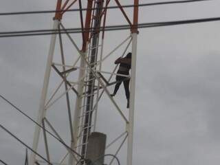 Mulher pendurada em torre de telefonia, no Jardim Guaicurus, em Dourados (Foto: Adilson Domingos)