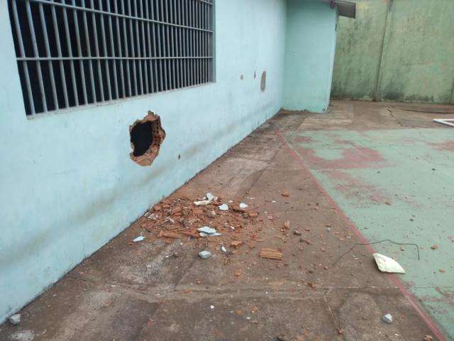 Jovens usaram tampa de freezer e bra&ccedil;o de cadeira para fugir por buraco