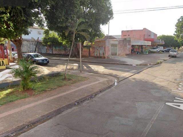 Com tiros nas costas, jovem &eacute; encontrado na rua e socorrido por moradores 