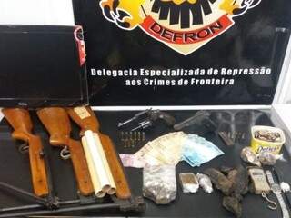 Homem &eacute; preso em casa com cinco armas, muni&ccedil;&otilde;es e drogas