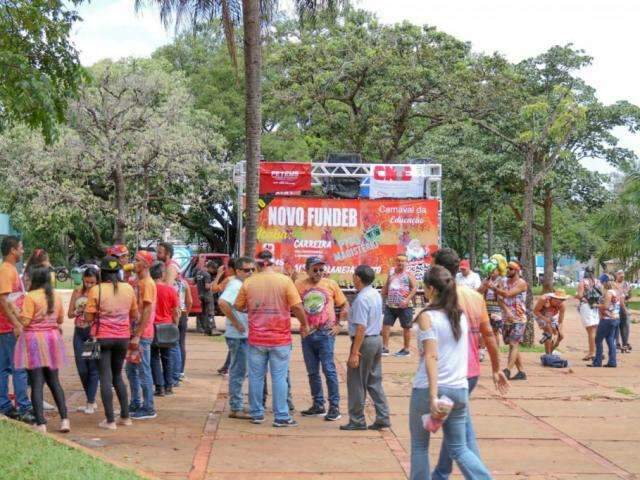 Escola dispensa alunos para professores protestarem em pra&ccedil;a