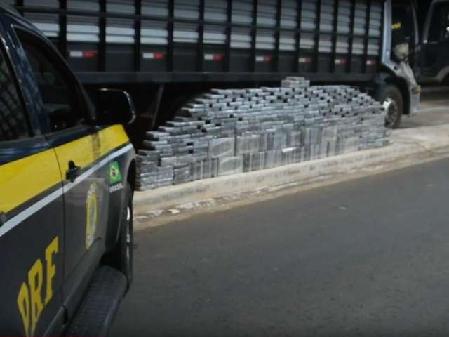 Em &ldquo;paredes&rdquo; falsas de caminh&atilde;o boiadeiro, PRF encontra 420 kg de coca&iacute;na