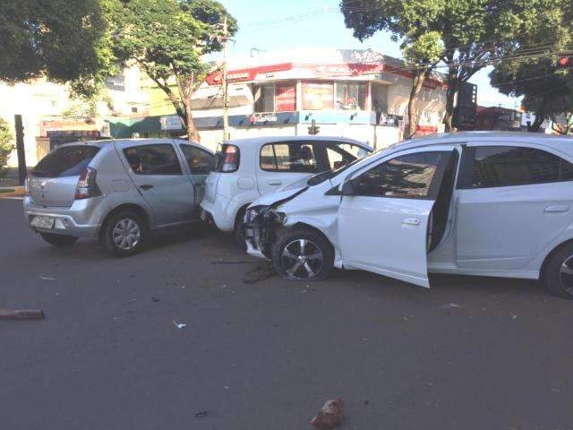 Motorista de aplicativo invade canteiro, derruba placa e bate em 2 carros