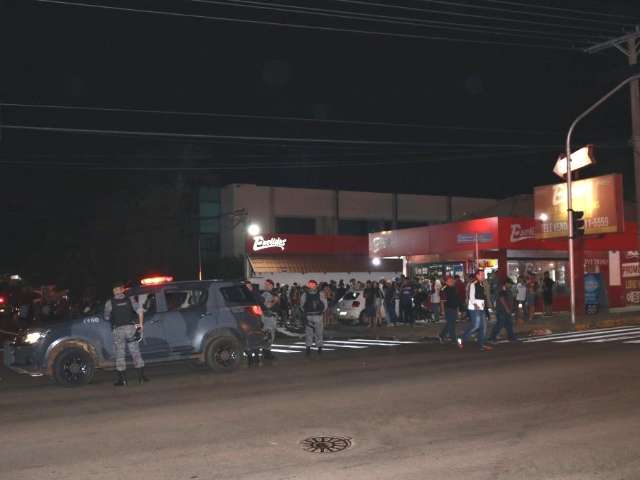 Pol&iacute;cia faz &quot;batida&quot; em frente &agrave; conveni&ecirc;ncia para coibir som alto