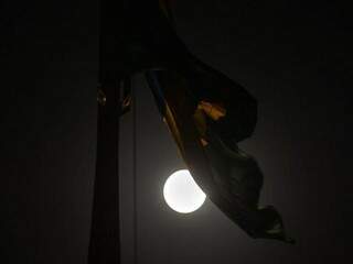 Primeira Superlua de 2020 poder&aacute; ser vista neste domingo