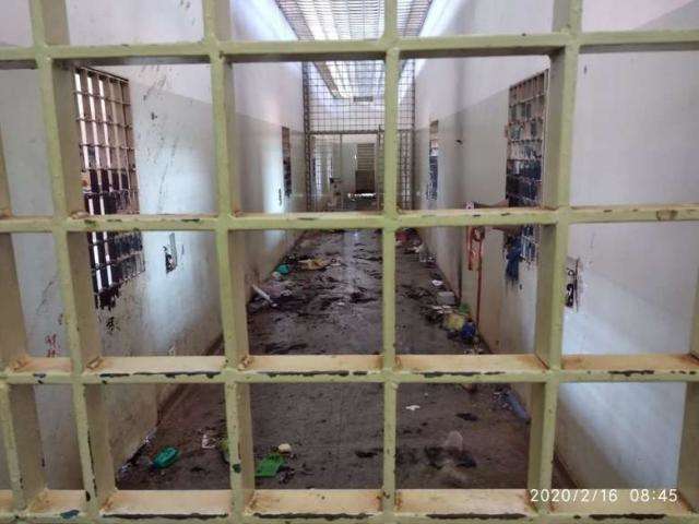 L&iacute;deres de motim cumprem medidas por sequestro, roubo e assassinato	