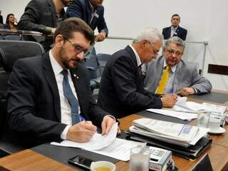 Deputados Pedro Kemp (PT), José Almi (PT) e Evander Vendramini (PP), durante sessão (Foto: Luciana Nassar/ALMS)