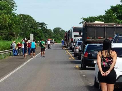 Pescadores fecham BR-262 para exigir decreto que vai substituir Cota Zero