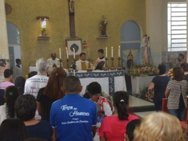 Homenagens a Nossa Senhora da Candel&aacute;ria seguem at&eacute; o fim do dia