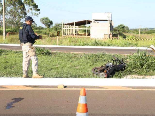 Homem perde controle de motocicleta e morre em trevo da BR-262 