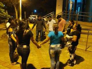 Familiares do pai do menino em frente ao Fórum de Dourados, às 22h de ontem, quando julgamento ainda não tinha acabado (Foto: Adilson Domingos)