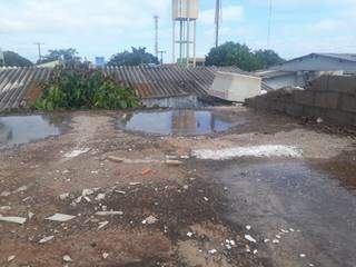 Laje com água acumulada, local propício para a proliferação do mosquito. (Foto: Divulgação) 
