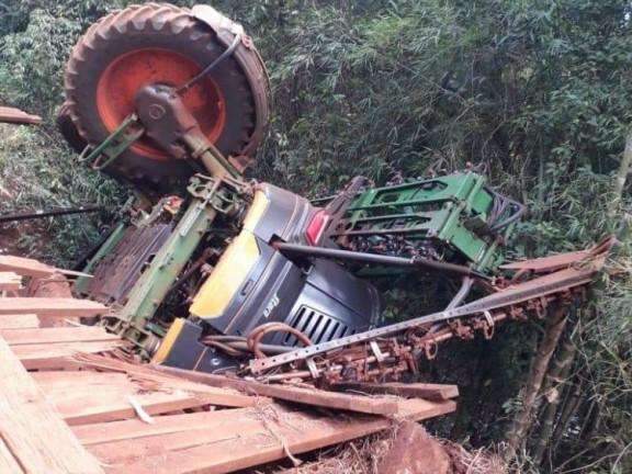 Em plena safra, ponte de madeira quebra e m&aacute;quina cai em c&oacute;rrego