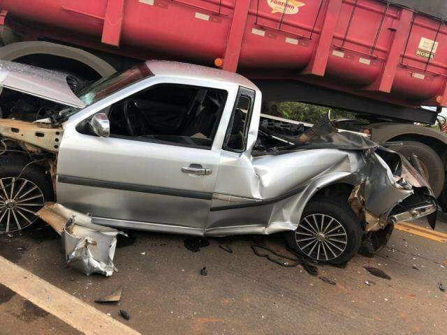 Durante chuva r&aacute;pida, engavetamento destr&oacute;i Saveiro e deixa um ferido
