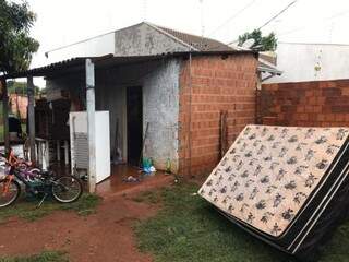 Enxurrada atingiu móveis e deu prejuízo para moradores (Foto: Liniker Ribeiro)