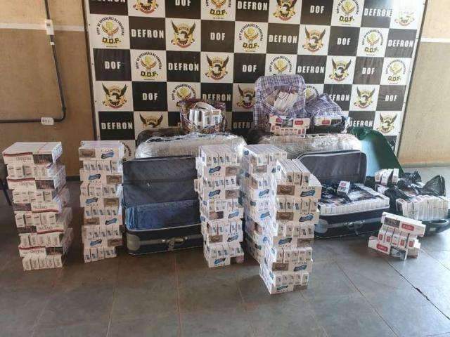 Batida do DOF apreende roupas, cigarros e autua cinco pessoas por contrabando