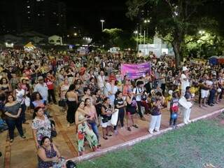 Público que acompanha o lançamento dos enredos, na Praça do Rádio. (Foto: Kisie Ainoã) 