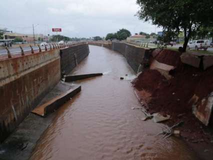 Estrutura que caiu no Anhanduí durante a chuva será reerguida nesta sexta-feira 