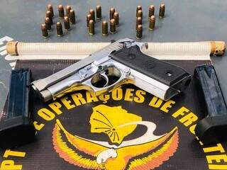 Pistola e munições apreendidas com o motorista (Foto: Divulgação)
