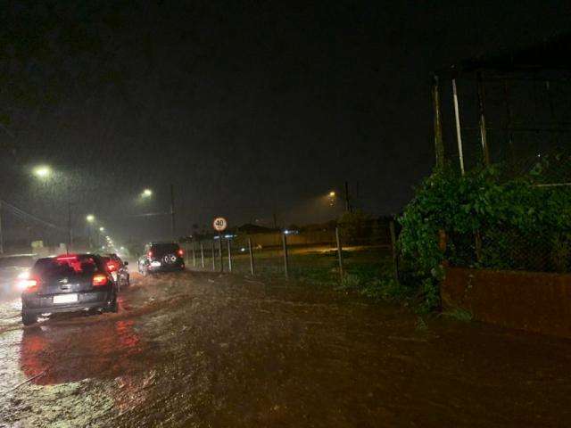 Chuva passageira alagou ruas e avenidas em bairros da Capital 