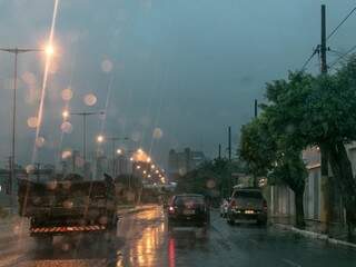 Chove em quase todos os pontos da Capital nesta manhã, como na Via Morena (Foto: Henrique Kawaminami)