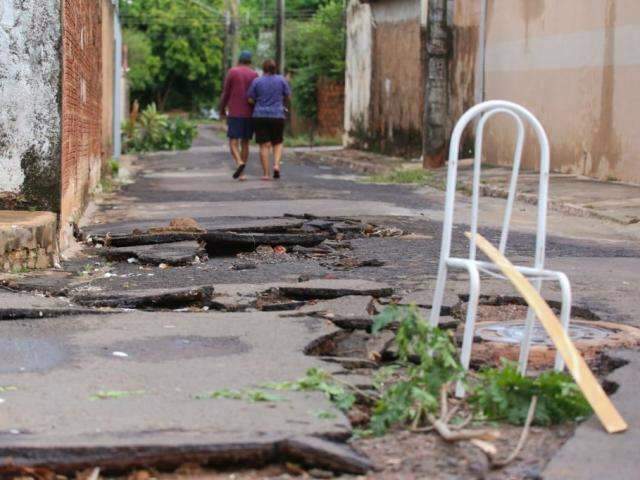 Estaca, galhos e cadeira sinalizam estragos da chuva no Estrela do Sul