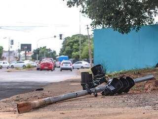Motorista derrubou semáforo na manhã desta sexta-feira na Avenida Mascarenhas de Moraes. (Foto: Marcos Maluf)