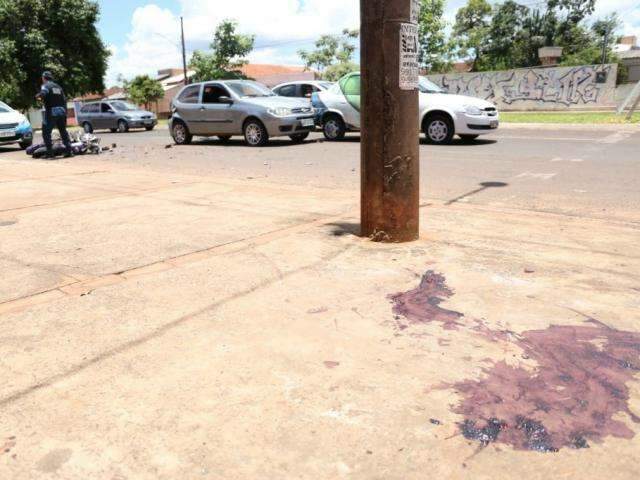 Sem capacete, motociclista &eacute; arremessado ap&oacute;s bater em carro