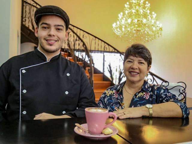 Jardim virou café charmoso, com escadaria que todo mundo quer tirar foto