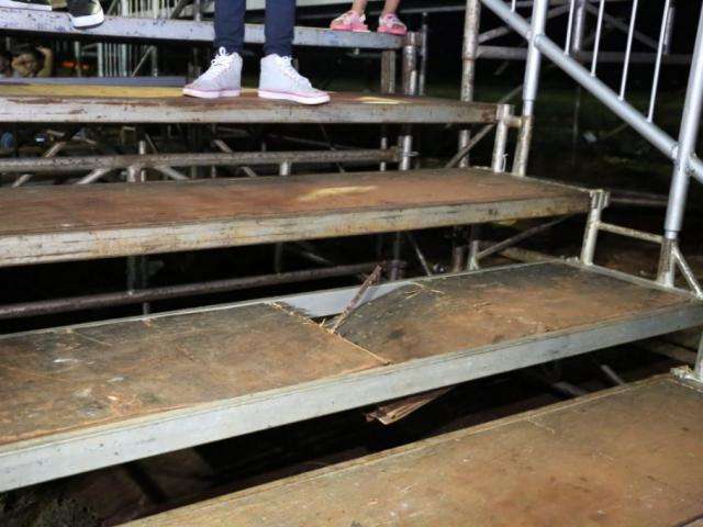 Degrau de arquibancada quebra e adolescente cai durante desfile de escolas
