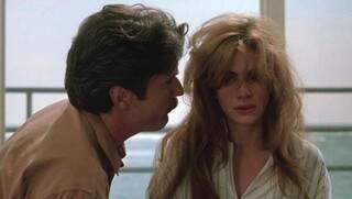 Cena do filme &quot;Dormindo com o inimigo&quot;, de 1991, em que Martin, um marido compulsivo, ciumento e violento, apavora Laura.