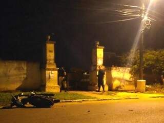 Moto caída em frente à cemitério de Pedro Juan Caballero; pistoleiros abandonaram veículo e fugiram à pé, segundo a polícia paraguaia (Foto: Último Hora/Divulgação)