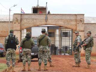 Segurança no presídio de Pedro Juan Caballero está reforçada desde ontem; fuga em massa foi no domingo (19) (Foto: Marcos Maluf)