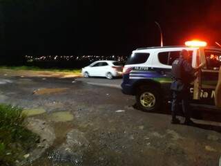 Policiais militares que passavam pelo local, prestaram socorro à vítima. (Foto: Direto das Ruas) 