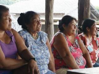 As mulheres indígenas ouvindo a proposta sobre empoderamento. (Foto: Acervo Programa Corredor Azul)