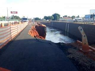 Trânsito ficou em meia pista na avenida. 