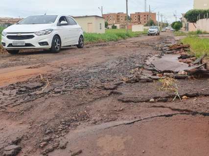 No Jardim Paradiso, chuva arrancou asfalto refeito ap&oacute;s estragos em 2019